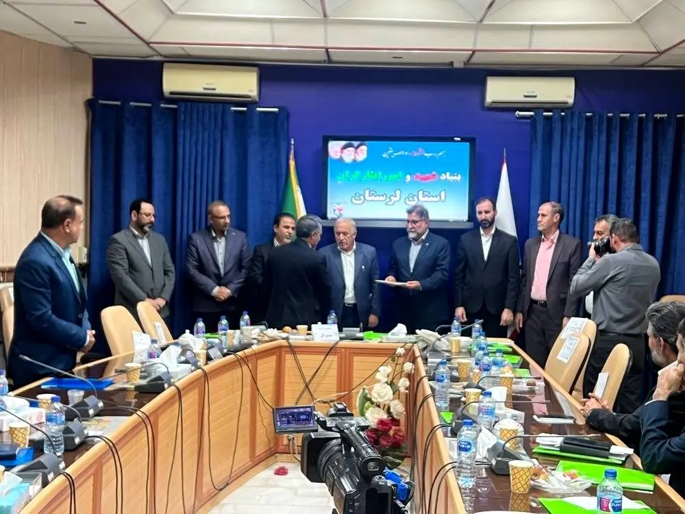  تقدیر  از خدمات بیمه دی در جلسه شورای مدیران بنیاد شهید استان لرستان