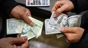 خریدار دلار زیاد؛ فروشنده کم! / قیمت واحد و شفافی در بازار ارز وجود ندارد
