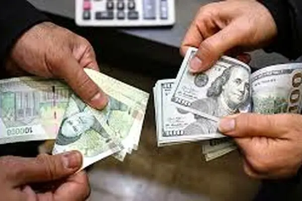 خریدار دلار زیاد؛ فروشنده کم! / قیمت واحد و شفافی در بازار ارز وجود ندارد

