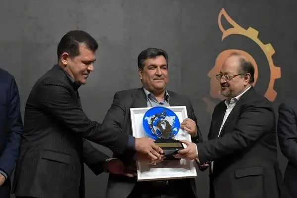 اهدای جایزه نوآوری به شرکت‌های پیشتاز فناوری و نوآوری در صنعت پتروشیمی/ نشان عالی پتروفن به پتروشیمی نوری رسید
