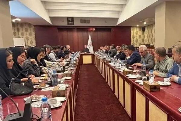 تحول در بیمه ایران با تکیه بر شبکه نمایندگی/بنده نماینده محور هستم
