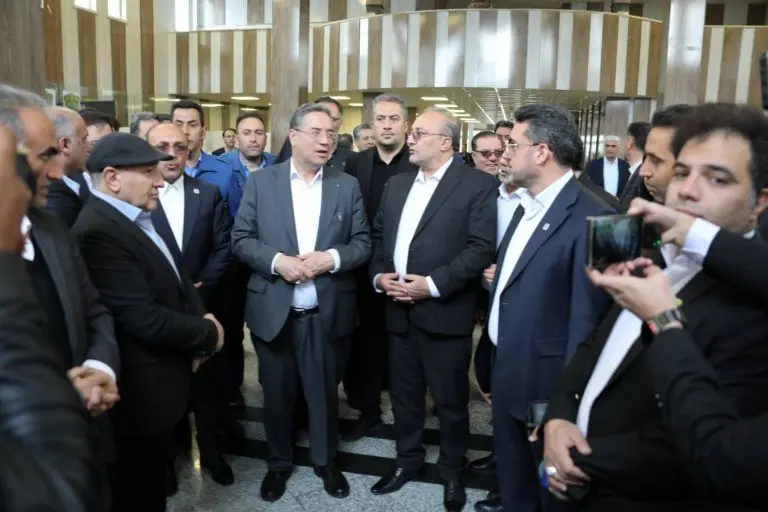 بازدید معاون وزیر اقتصاد از سالن تجاری پایانه مرزی بازرگان و گفت‌وگو با تجار
