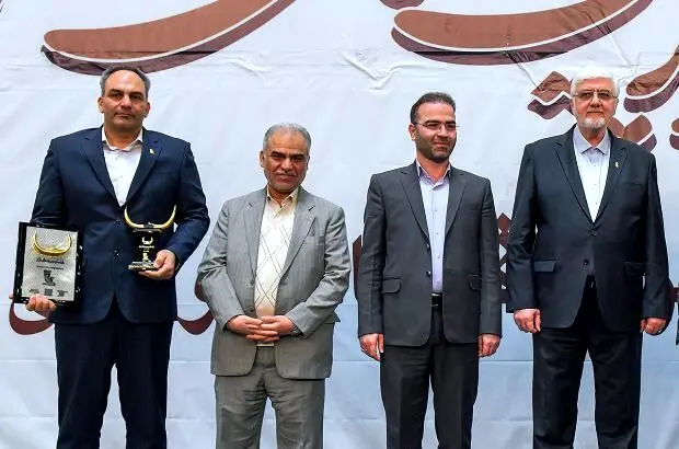 تندیس زرین چهاردهمین دورۀ جایزه مالی ایران به بانک پاسارگاد اهدا شد
