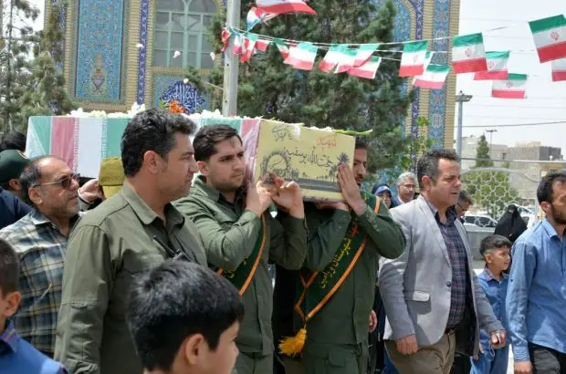 پیکر شهید حجت الله یوسفیه از شهدای تازه تفحص شده با حضور کارکنان بانک صنعت و معدن در ورامین تشییع شد
