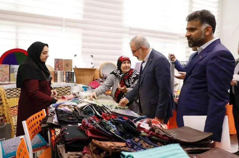تجلیل دکتر خورسندیان از زنان سرپرست خانوار در سالروز ولادت حضرت زهرا (س)
