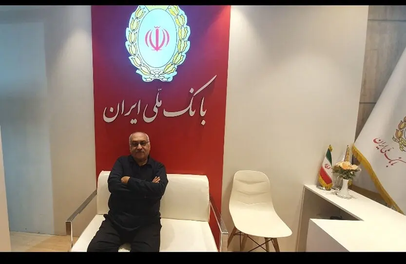 بازدید گوینده باسابقه رادیو از غرفه بانک ملی ایران در محل برگزاری جشنواره فیلم فجر
