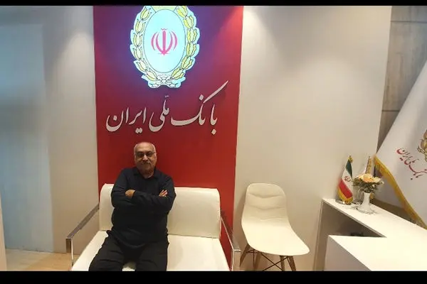 بازدید گوینده باسابقه رادیو از غرفه بانک ملی ایران در محل برگزاری جشنواره فیلم فجر
