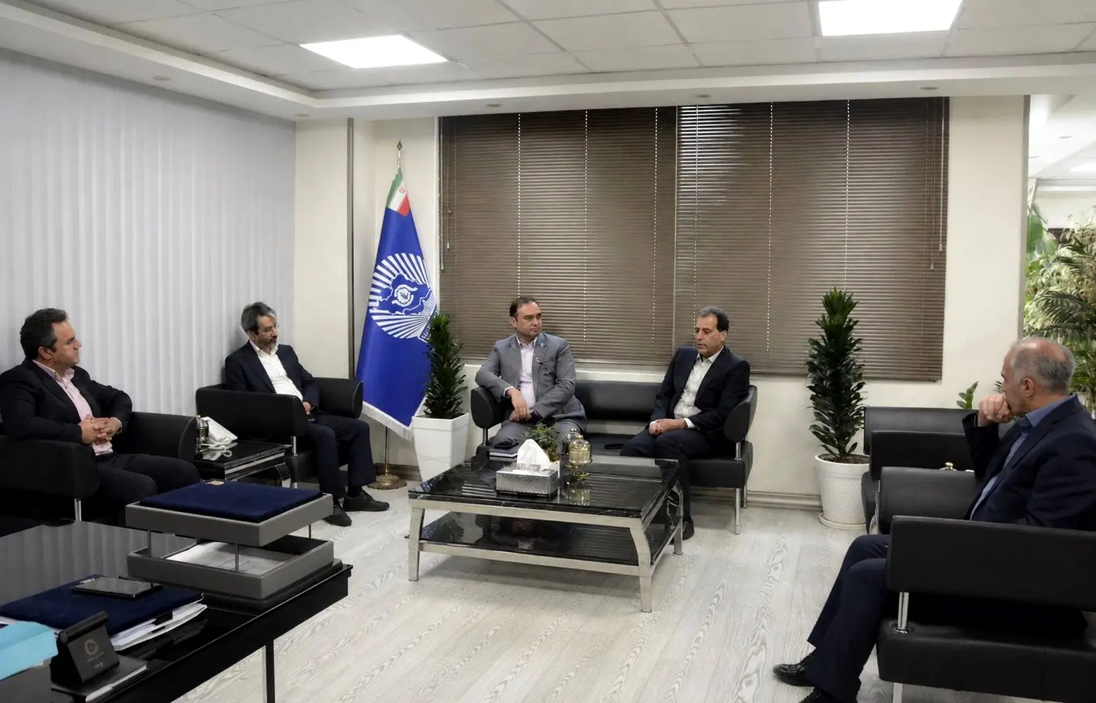نشست مشترک بیمه تجارت‌نو و مدیریت شعب جنوب تهران بانک تجارت برگزار شد
