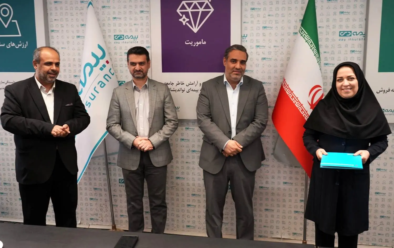 جوایز برگزیدگان مسابقه فرهنگی میلاد امام رضا (ع) اهدا شد/ تجلیل از «خادم‌الرضا» در بیمه دی
