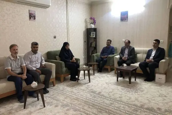 عیادت مدیران بیمه دی از بیمه شدگان‌ و بررسی روند درمان آنها اقدامی قابل تحسین است 