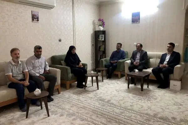 عیادت مدیران بیمه دی از بیمه شدگان‌ و بررسی روند درمان آنها اقدامی قابل تحسین است 