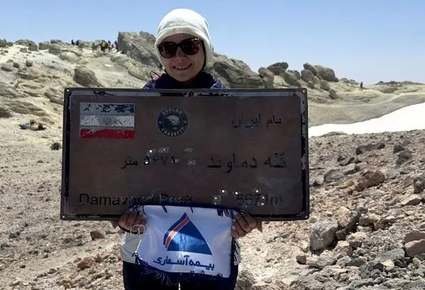 اهتزاز پرچم بیمه آسماری بر فراز قله دماوند