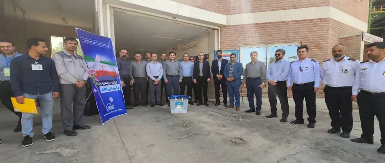 حضور مدیرعامل و مشارکت حداکثری پرسنل شرکت پتروشیمی خوزستان پای صندوق رای

