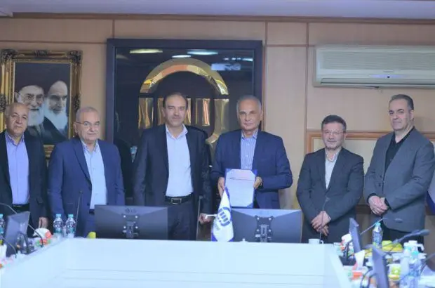 مدیرعامل بیمه آسیا چک ۵ هزار و پانصد میلیارد ریالی خسارت الکترواستیل مشهد را به مدیرعامل این کارخانه تحویل داد
