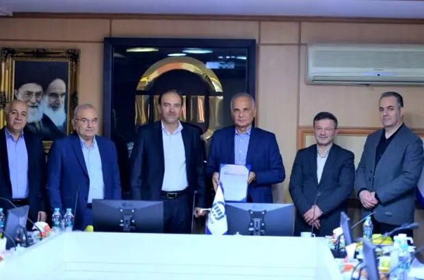 مدیرعامل بیمه آسیا چک ۵ هزار و پانصد میلیارد ریالی خسارت الکترواستیل مشهد را به مدیرعامل این کارخانه تحویل داد
