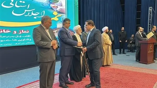 تقدیر استاندار و رئیس شورای اقامه نماز استان مرکزی از پتروشیمی شازند
