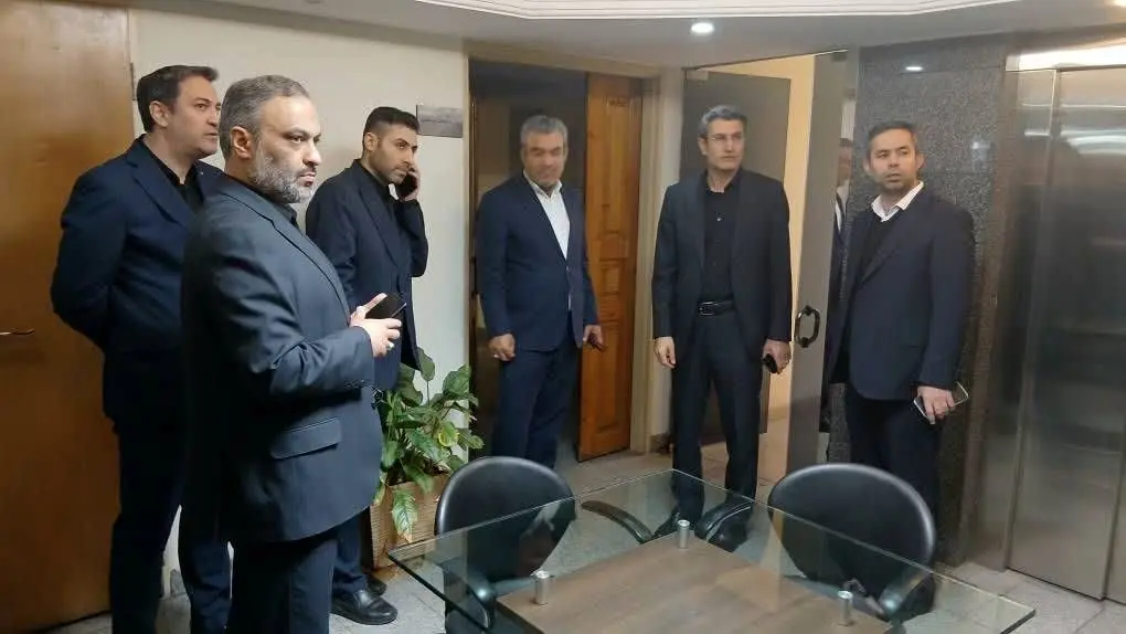 بازدید مدیر عامل بانک سینا از واحد های ستادی و تقدیر از همکاران در شرایط جنگی
