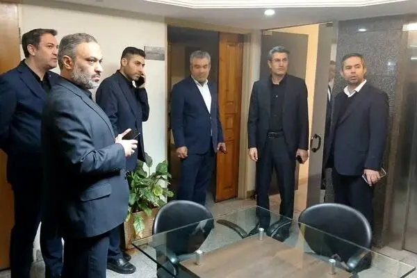 بازدید مدیر عامل بانک سینا از واحد های ستادی و تقدیر از همکاران در شرایط جنگی
