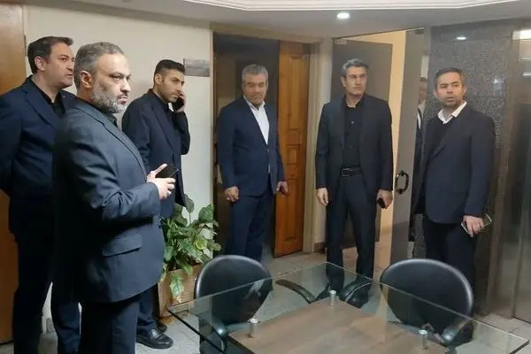 بازدید مدیر عامل بانک سینا از واحد های ستادی و تقدیر از همکاران در شرایط جنگی
