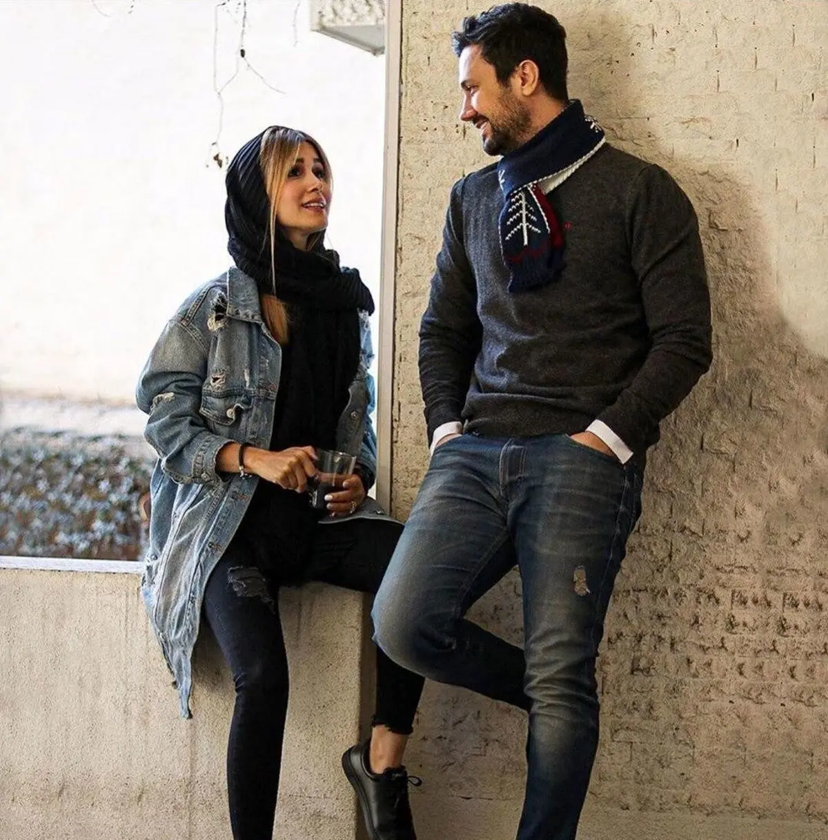 ببینید | عکس رمانتیک شاهرخ استخری با لباس هاوایی با همسرش غوغا کرد 