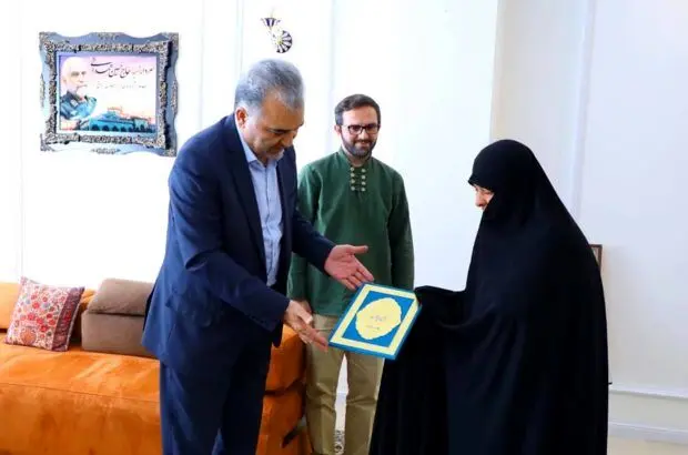 دیدار با خانواده شهدا باید به یکی از اصول مسئولیت اجتماعی سازمان‌ها تبدیل شود
