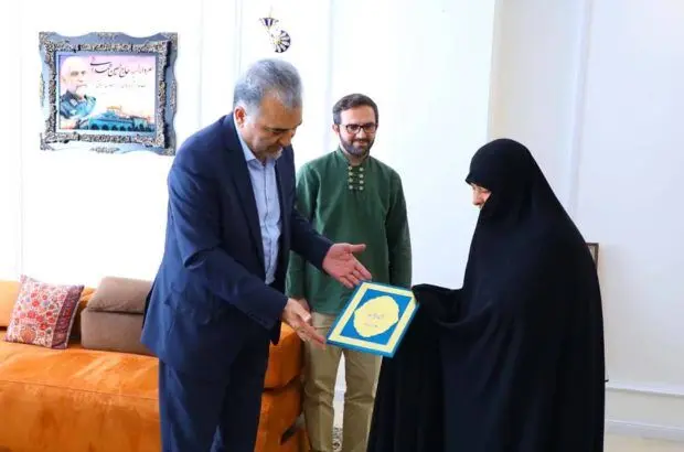 دیدار با خانواده شهدا باید به یکی از اصول مسئولیت اجتماعی سازمان‌ها تبدیل شود
