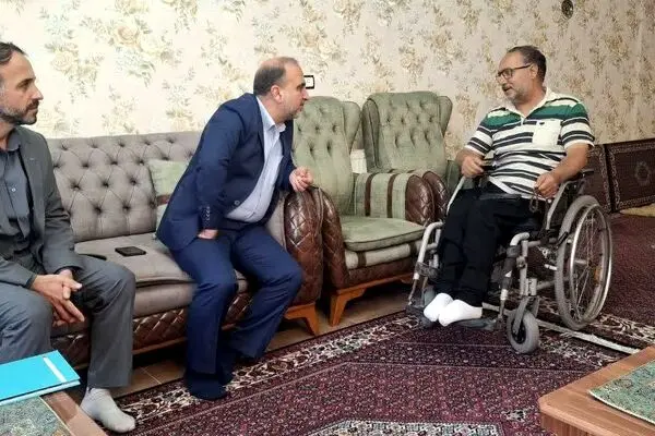دیدار مدیر بیمه دی زنجان از سه نفر از جانبازان قطع نخاع و صعب العلاج 
