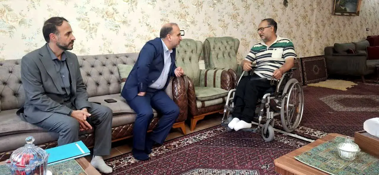دیدار مدیر بیمه دی زنجان از سه نفر از جانبازان قطع نخاع و صعب العلاج 
