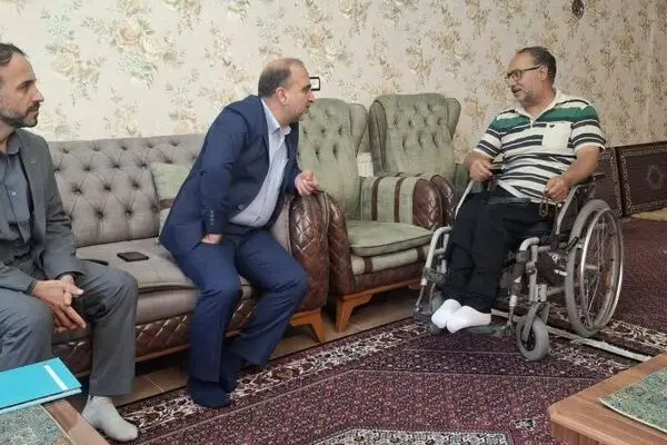 دیدار مدیر بیمه دی زنجان از سه نفر از جانبازان قطع نخاع و صعب العلاج 
