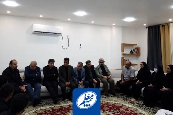 دیدار مدیرعامل بیمه معلم با خانواده شهدای دانش‌آموز در میناب
