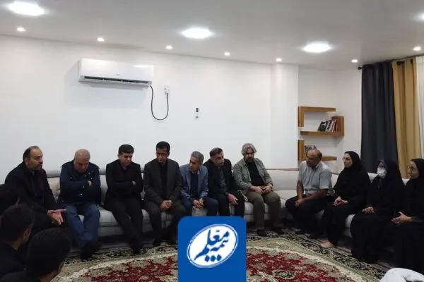 دیدار مدیرعامل بیمه معلم با خانواده شهدای دانش‌آموز در میناب
