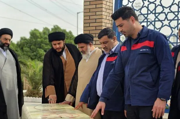 تجدید میثاق عضو مجلس خبرگان رهبری با شهدا در یادمان شهید گمنام در فولاد اکسین خوزستان
