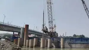 آغاز نصب تیرهای فلزی عرشه پل شهدای خدمت
