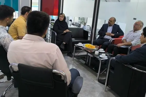 در بازدید مدیر منطقه تهران از شعبه جنوب غرب برنامه عملیاتی و چالش های شعبه بررسی شد 