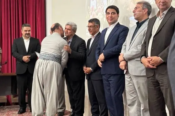 رگزاری آیین تکریم بازنشستگان با حضور استاندار کردستان و مسئولان بیمه دی