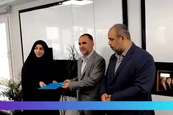 مراسم اهدای لوح تقدیر به برندگان مسابقه اعیاد قربان تا غدیر توسط جناب آقای ترکاشوند معاون محترم توسعه مدیریت و منابع و لطیفی مدیر روابط عمومی و تبلیغات شرکت