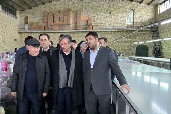 بازدید استاندار آذربایجان‌غربی با همراهی مدیرعامل منطقه آزاد ماکو از واحد تولیدی گونش کتان
