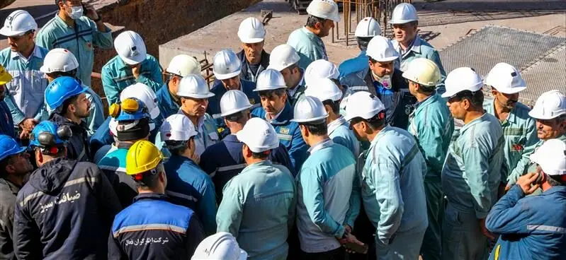 کارگران گروه فولاد مبارکه همراهان وفادار جبهه صنعت و دلگرمی دوران گذار از بازسازی
