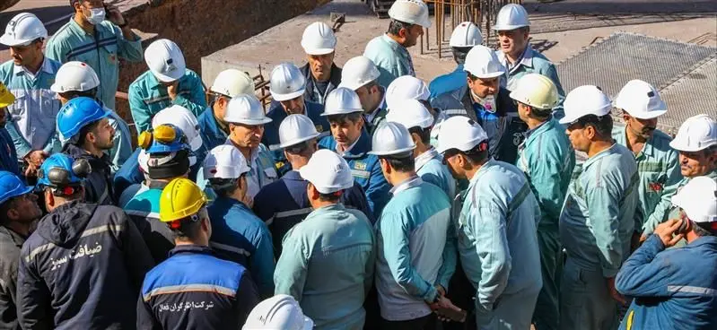 کارگران گروه فولاد مبارکه همراهان وفادار جبهه صنعت و دلگرمی دوران گذار از بازسازی
