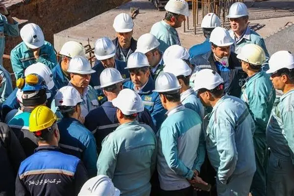 کارگران گروه فولاد مبارکه همراهان وفادار جبهه صنعت و دلگرمی دوران گذار از بازسازی
