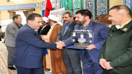 تقدیر از مدیر روابط عمومی مس سونگون در مراسم تجلیل از عوامل یادواره شهید حیدری
