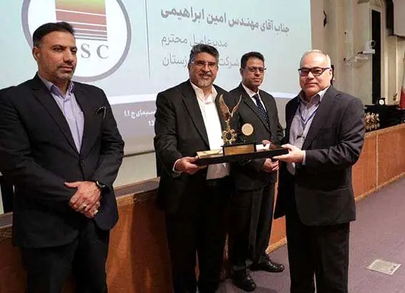تندیس و لوح زرین سمپوزیوم ملی مدیران موفق به مدیرعامل شرکت فولاد خوزستان اعطا شد

