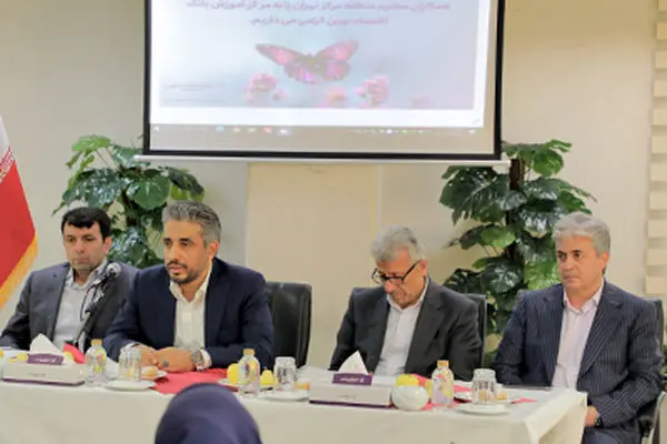 تغییر سیاست بانک به سمت بانکداری خرد با هدف افزایش سهم بازار
