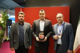 تندیس انجمن فولاد ایران در دستان فولاد مردان اکسین خوزستان
