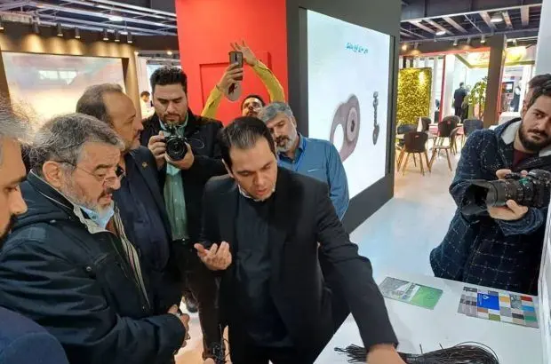 بازدید مسئولان و بازدیدکنندگان از غرفه شرکت آلومینای ایران و ایمیدرو
