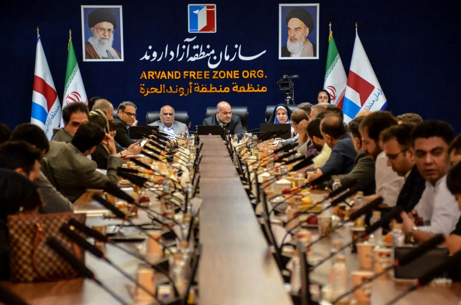 تولیدکنندگان در خط مقدم اقتصاد؛ مطالبه‌گری بخش خصوصی در نشست با مشاور رئیس‌جمهور در اروند
