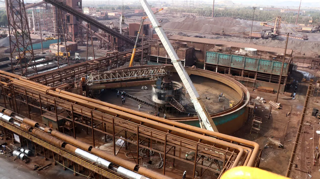 تعویض سازه استراکچر فلزی تیکنر و پارویی در فولاد هرمزگان، گامی مهم در جهت پایداری تولید
