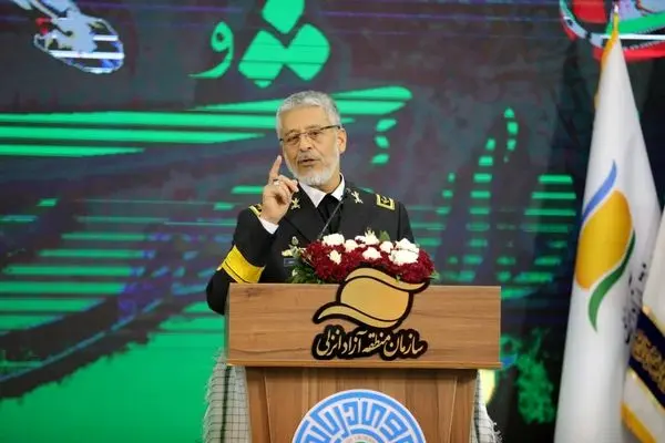 انقلاب اسلامی هیمنه پوشالی آمریکا را در هم شکست
