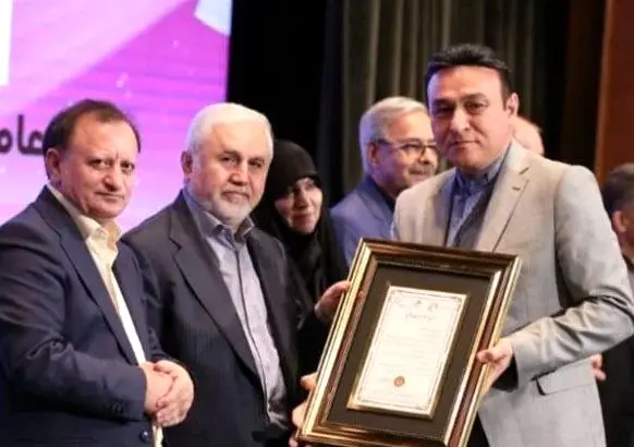 نشان عالی مسئولیت اجتماعی بر سینه روابط عمومی فولاد خراسان
