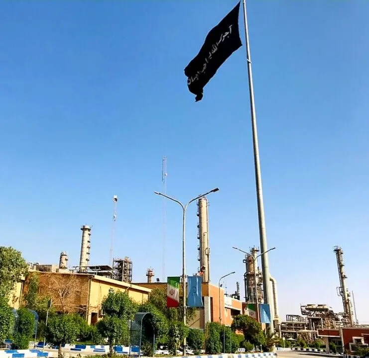 به اهتزاز درآمدن پرچم عزا در پتروشیمی شهید تندگویان